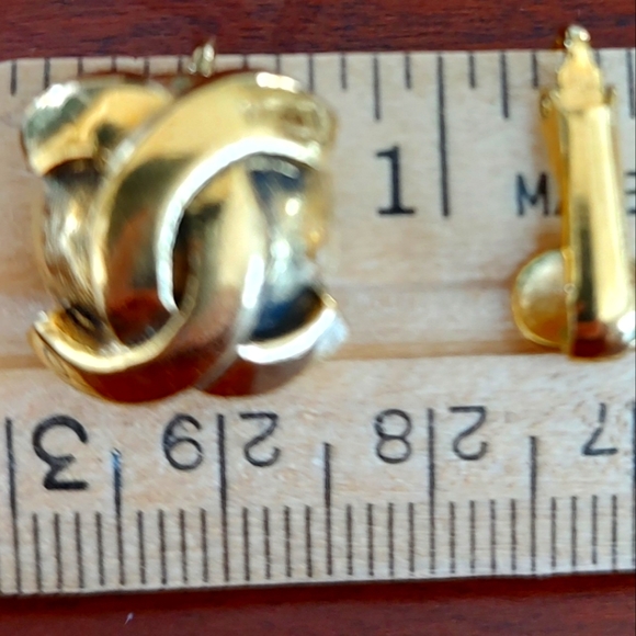 CHANEL Vintage Gold tone Interlocking CC CLIP-ON EARRINGS Authenticity Guarantee - Picture 6 of 9